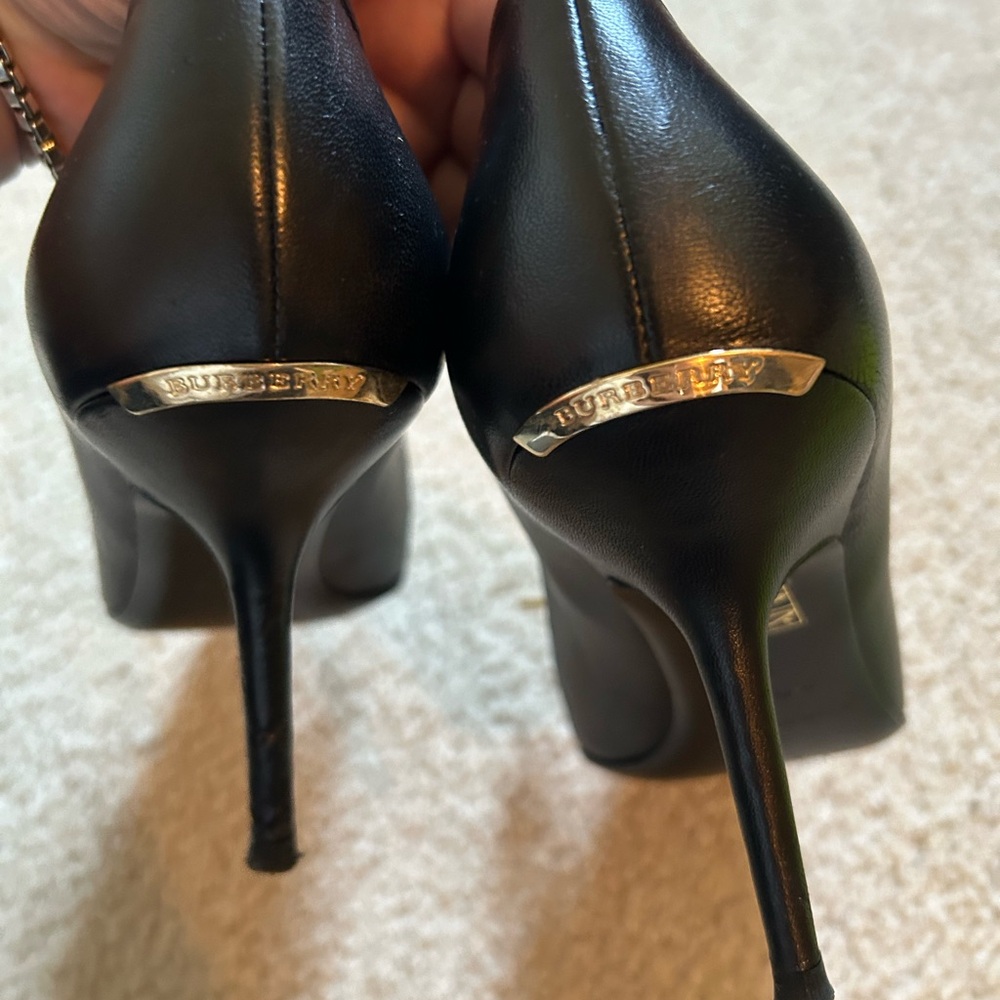 Burberry Black Pointed Leather Pumps with Gold Trim Bow - Picture 4 of 7